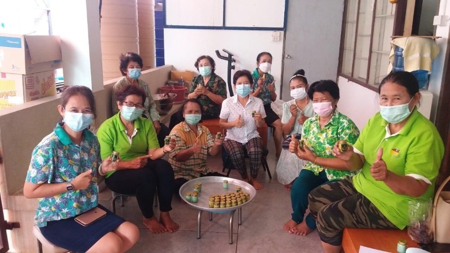 ศูนย์ฝึกอาชีพชุมชน การแพทย์แผนไทย ตำบลเกาะลอย ฝึกการทำยาหม่องครีมสมุนไพรหญ้าเอ็นยึด   ติดต่อ อบต.เกาะลอยบางหัก  โทร.038-157627