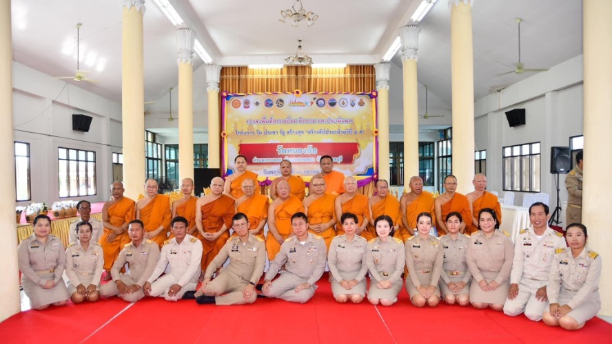 เมื่อวันที่ 10 ตุลาคม 2567 นางสาวนวรัตน์ แก้วตา นายกองค์การบริหารส่วนตำบลเกาะลอยบางหัก พร้อมด้วยคณะผู้บริหาร สมาชิกสภา ข้าราชการ พนักงานและผู้นำชุมชนได้เข้าร่วมโครงการวัด ประชารัฐ สร้างสุข ณ.วัดหนองอ้อ ตำบลเกาะลอย อำเภอพานทอง จังหวัดชลบุรี