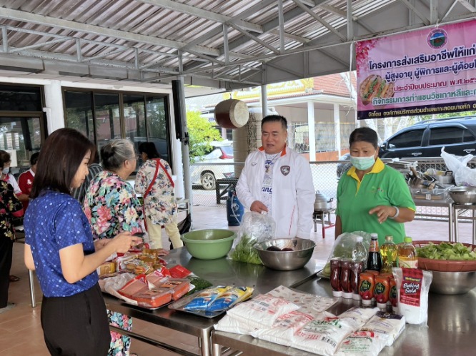 โครงการส่งเสริมอาชีพ ทำแซนวิชเกาหลีและกุยช่ายทอด