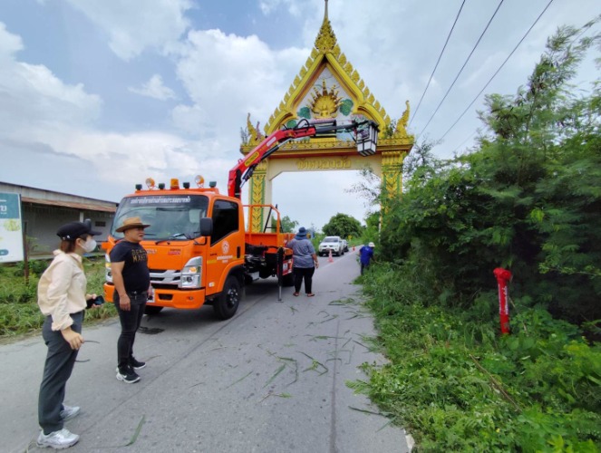 ตัดกิ่งไม้บริเวณถนนสายเกาะลอย-หนองอ้อ