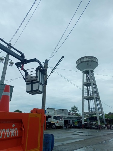 นำรถกระเช้าลงพื้นที่ซ่อมแซมไฟฟ้าสาธารณะ บ้านเกาะลอย