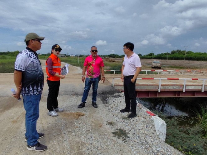 ลงตรวจสอบพื้นที่การขออนุญาตสร้างสะพานข้ามคลองชลประทาน หมู่ 1 ต.เกาะลอย