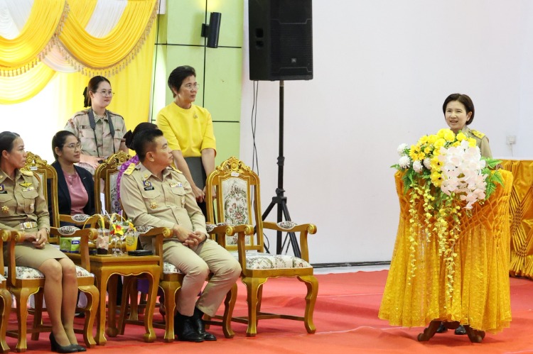 นายกร่วมกล่าวให้ข้อมูลประกอบการประเมินผลงาน นายอำเภอแหวนเพชร 2568