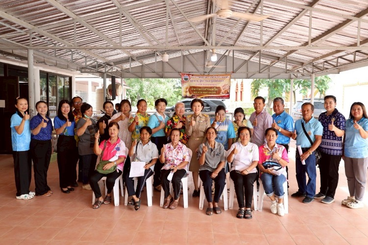 โครงการส่งเสริมอาชีพให้แก่ประชาชน ผู้สูงอายุ ผู้พิการและผู้ด้อยโอกาส ประจำปีงบประมาณ พ.ศ.2568 กิจกรรมการทำขนมเปี๊ยะและครองแครงกรอบ