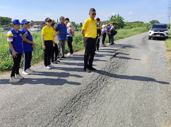 ตรวจสอบถนน บริเวณหลังวัดโคกขี้หนอน หลังจากได้รับเรื่องร้องเรียนถนนทรุด 