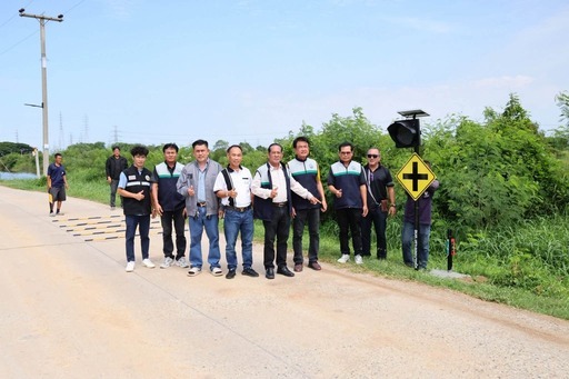 ลงพื้นที่ตรวจสอบการติดตั้ง  สัญญาณไฟเตือนระวังทางแยก ลูกระนาดยางชะลอความเร็ว บริเวณ หมู่ 1 ต.เกาะลอย (เส้นหลังตลาดเกาะลอย- สี่แยกอมตะ-เส้นทางไปตำบลบางนาง)