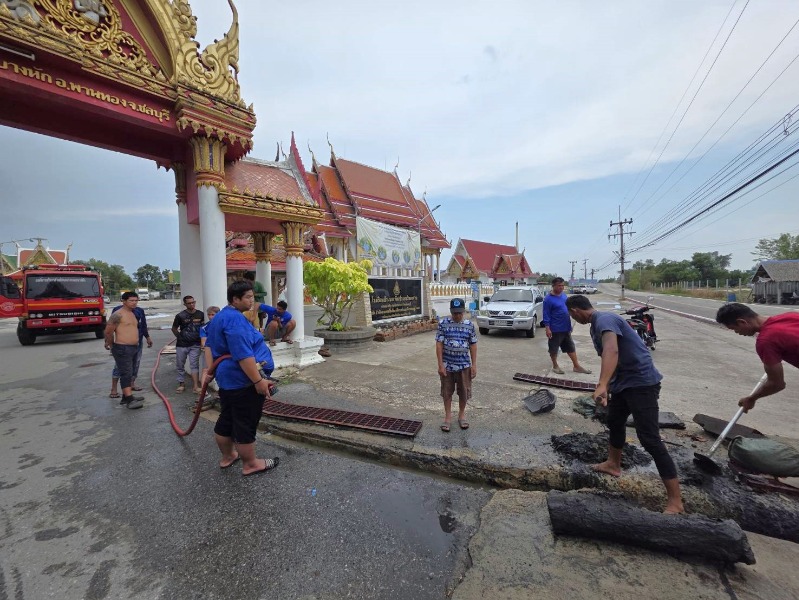ขุดลอกท่อระบายน้ำ ป้องกันน้ำท่วมขัง บริเวณหน้าวัดชลธีบุญญาวาส